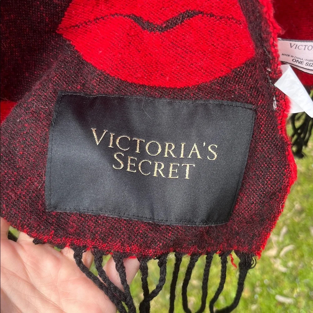 Victoria's Secret Lip Print Knit Fringe Throw Blanket Scarf Kiss Print